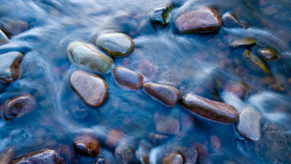 How to Place River Stones Around the External Landscape of a Pond