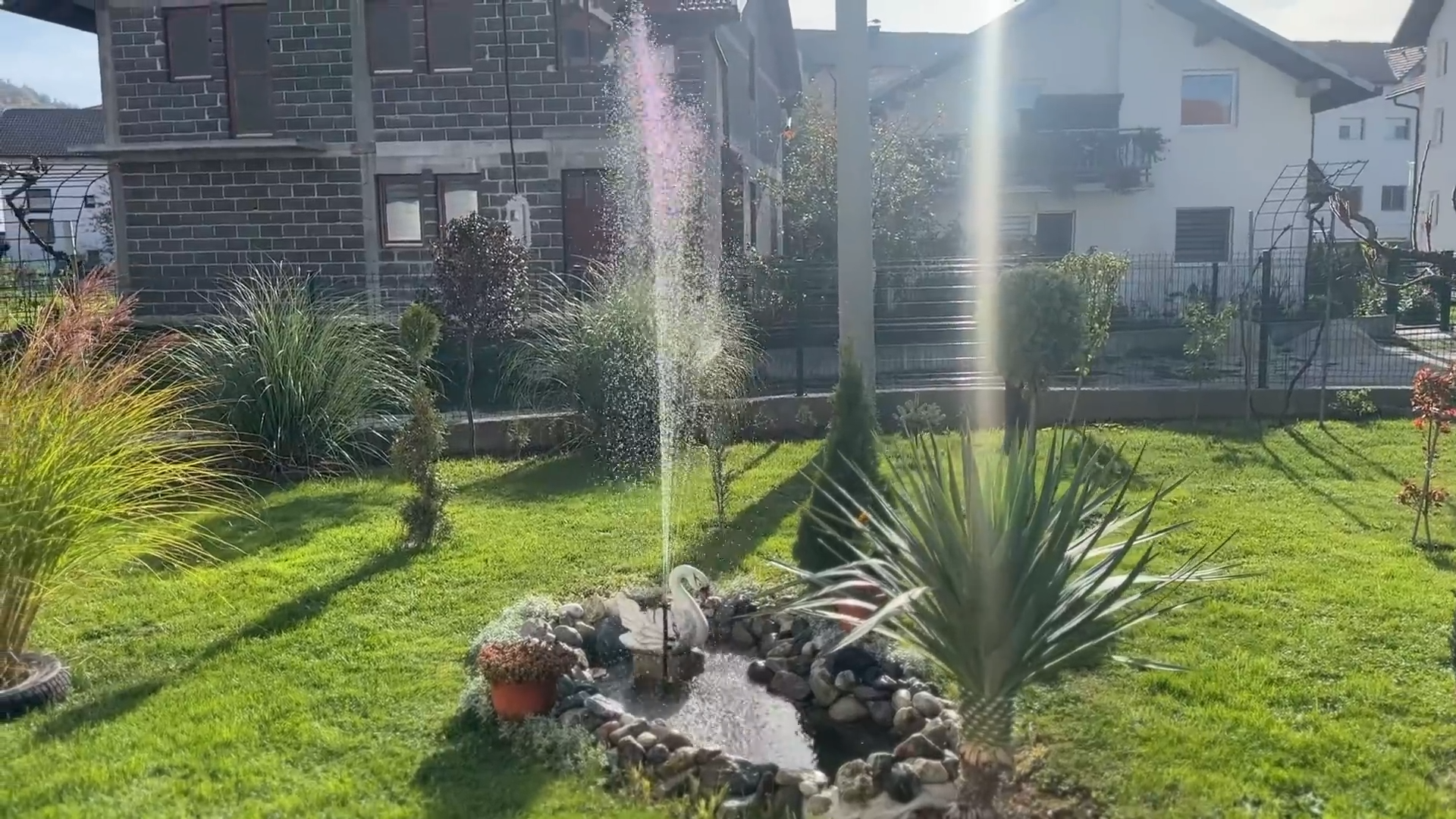 How Does the Poposoap Solar Powered Bird Fountain Support a Sustainable Environment?